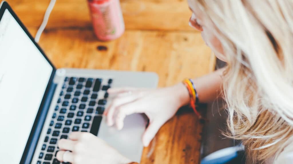 Przewodnik po Ubraniach Business Casual – Jak Wyglądać Profesjonalnie i Stylowo