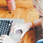 Przewodnik po Ubraniach Business Casual – Jak Wyglądać Profesjonalnie i Stylowo