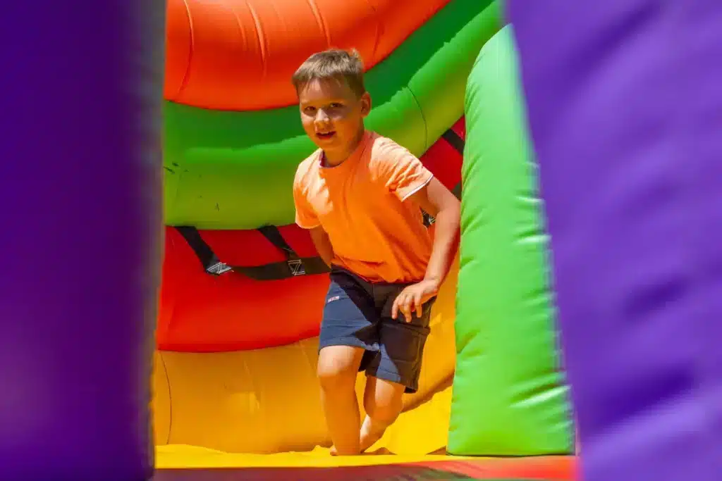 Kolorowy świat na wyciągnięcie ręki – jak dmuchane królestwa zmieniają oblicze dziecięcych imprez