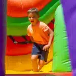 Kolorowy świat na wyciągnięcie ręki – jak dmuchane królestwa zmieniają oblicze dziecięcych imprez