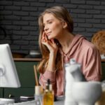 Srednio-strzal-ladna-kobieta-w-pomieszczeniu